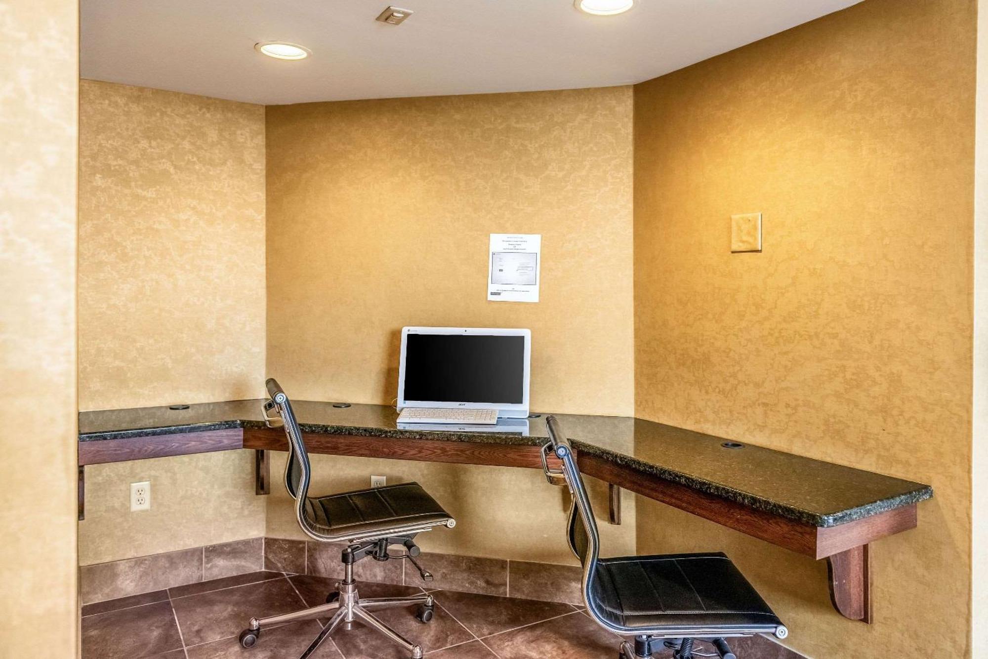 Quality Inn & Suites Seville Exterior foto
